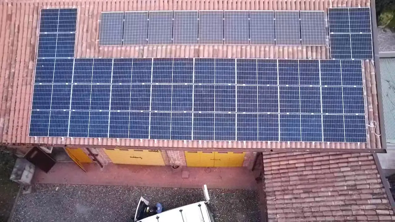 Vista aerea di un impianto fotovoltaico distribuito su più falde
